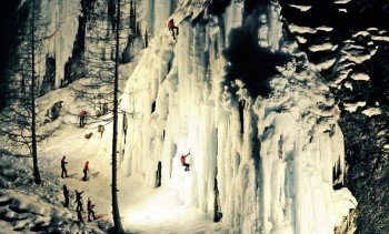 Eiskelttern am gefrorenen Wasserfall ist ein ganz besonderes Erlebnis für Kletterfreunde.