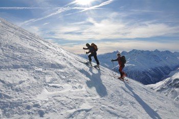 Steil hinauf mühen sich Skitourengeher - sie werden mit einer wunderbaren Aussicht belohnt!