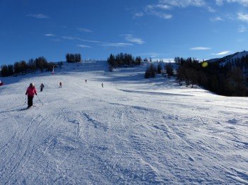 Auf den breiten Pisten kommen sich die Skifahrer nicht so schnell in die Quere