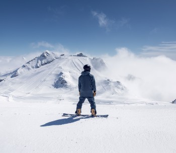 Während des gesamten Skitags bietet die Gletscherwelt eine faszinierende Naturkulisse.