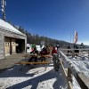 An der Mittelstation der Gondelbahn liegt die sonnige Terrasse des Gasthaus zum Überleben.