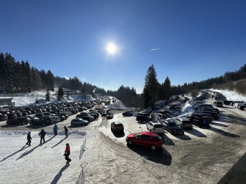 Die Parkplätze am Hochficht sind kostenlos.