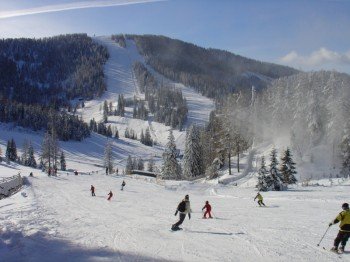 Der Großteil der Pisten im Skigebiet Hochrindl ist rot markiert.