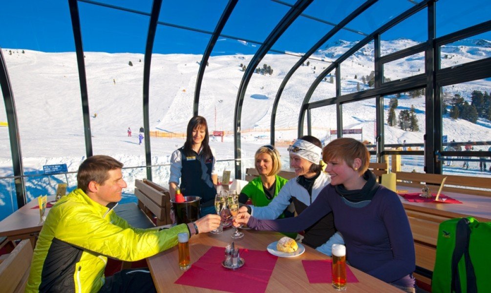 Im Zeigerrestaurant fühlt man sich Dank des Panoramadachs wie unter freien Himmel.