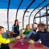 Im Zeigerrestaurant fühlt man sich Dank des Panoramadachs wie unter freien Himmel.