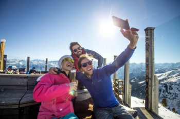 Nach dem Skifahren gönnt man sich eine kühle Erfrischung.