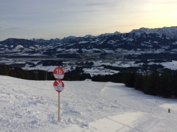 Dank der Verbindung mit Ofterschwang gilt das Skiticket für rund 30 Pistenkilometer