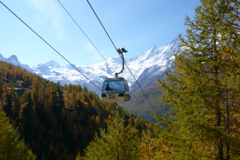 Die Gondelbahn bringt dich hinauf ins Skigebiet.