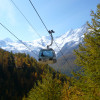 Die Gondelbahn bringt dich hinauf ins Skigebiet.