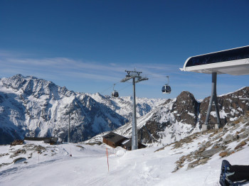Aussicht und Piste an der Hohsaas Bergstation