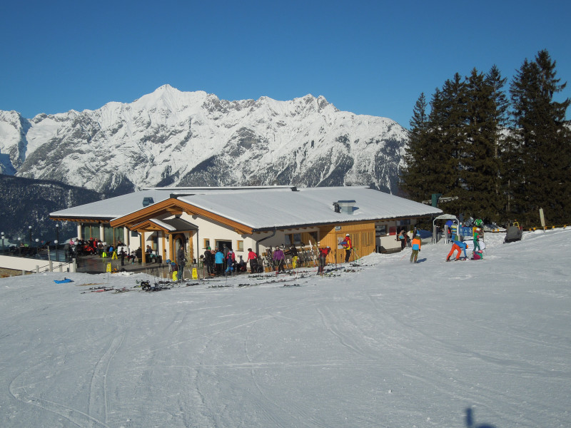 Das neue, lichtdurchflutete Restaurant Hüttegg mit Bedienung und köstlichen À-la-carte-Gerichten.