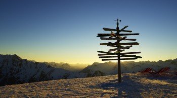 Eines der Wahrzeichen von Ischgl: Der Entfernungsanzeiger aus Skispitzen am Pardorama Restaurant