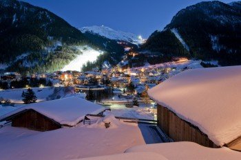 Blick auf Ischgl und die beleuchtete Talabfahrt (Nr. 1)