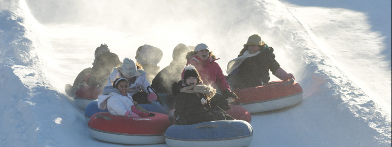 Snowtubing ist ein großer Spaß im Skigebiet.