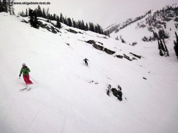 Sollte Anfängern nicht passieren: Wer sich auf schwarze Abfahrten wagt, muss in Jackson Hole schon auch mal felsige Passagen überwinden können.