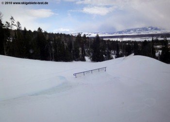 Kicker und Rails wechseln sich ab im Funpark am Eagle's Rest Sessellift.
