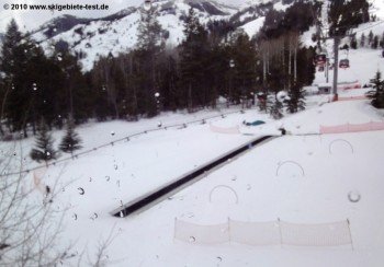 Der Zauberteppichlift für Kinder befindet sich etwas versteckt oberhalb der Talstation der Bridger Gondola.