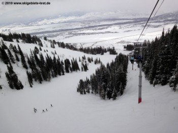 Blick vom Thunder Quad Chair Sessellift hinunter ins Tal!