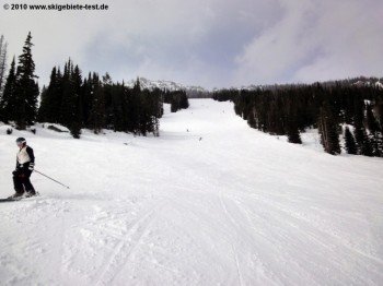 Auf der mittelschweren Abfahrt Wide Open!