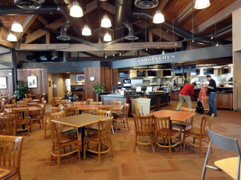 Rustikal und geschmackvoll eingerichtet: Das Rendezvous im Gebäude der Bridger Restaurants an der Bergstation der gleichnamigen Gondelbahn!