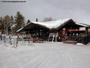 Beliebter Treffpunkt nach Liftschluss: Nick Wilson's Cowboy Café an der Talstation der Luftseilbahn "Tram"!