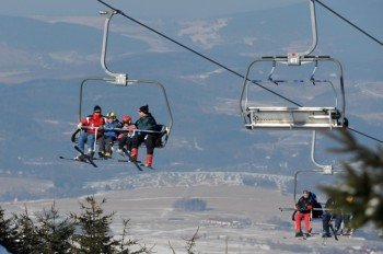 Mehrere Skilifte bringen dich nach oben.
