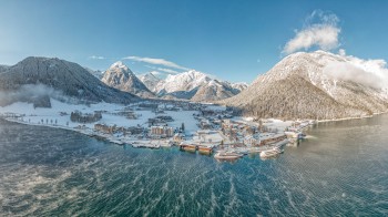 Blick auf das verschneite Dorf Pertisau