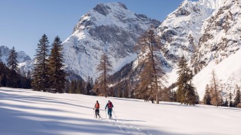 Mit den Schneeschuhen an den Füßen geht’s problemlos durch die Winterlandschaft des Falzthurntales im Naturpark Karwendel.