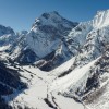Die schneebedeckte Winterlandschaft des Falzthurntales im Naturpark Karwendel ist atemberaubend. Im Mittelpunkt des Bildes steht das Sonnjoch.