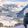 Der Blick schweift über die verschneite Landschaft von Pertisau und den Achensee bis nach Maurach.