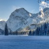 Die schneebedeckte Landschaft des Falzthurntals lädt zu Winteraktivitäten ein.