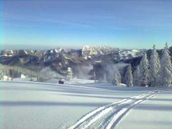 Schneeschuh-Trails führen durch die winterliche Landschaft.