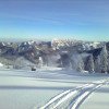 Schneeschuh-Trails führen durch die winterliche Landschaft.