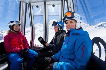 Mit der Gondelbahn geht es in wenigen Minuten auf den Gletscher.