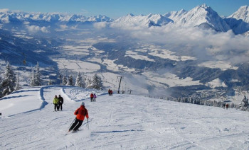 Skifahrer genießen das Panorama am Kellerjoch.