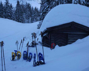 Jeden Samstag ab 13.00 Uhr und Sonntag ab 9.30 Uhr finden auf dem Kerenzerberg geführte Schneeschuhtouren statt.