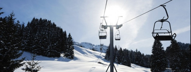 Ein Sessellift bringt die Wintersportler hoch auf den Berg.