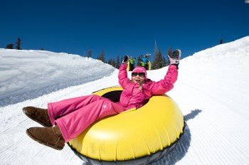 Eine Reise zurück in die Kindheit? Snowtubing macht's möglich!