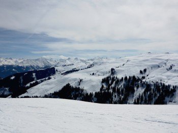Skifahren vor beeindruckender Bergkulisse - Ausblick von der Bergstation Trattenbach