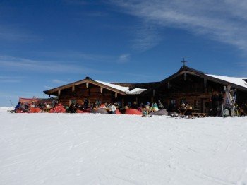 Die Bärenbadalm bietet ein schönes Panorama zum Zweitausender