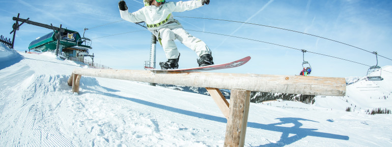 Aus Holz und Schnee sind die Hindernisse in den beiden Snowparks The Stash und Lil'Stash gefertigt.