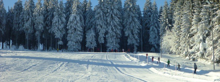 Der Skihang Mühlleiten ist blau markiert und eignet sich so besonders für Skianfänger