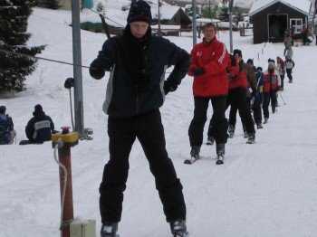 Ein Schlepplift sorgt im Skigebiet für die Beförderung der Gäste.