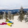 Die Winterwege bieten Gelegenheiten, im unberührten Schnee herum zu tollen.