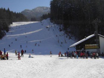 Talstation Lift 1; Lift 1 Länge 800m, hohe Förderleistung 2700 Personen/Stunde.Mit Imbissstüberl