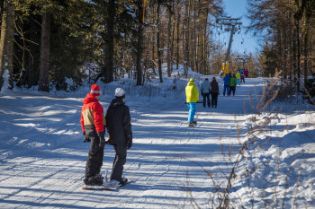 Nicht nur Skifahrer - auch Snowboarder - sind am Kornberg gern gesehen.