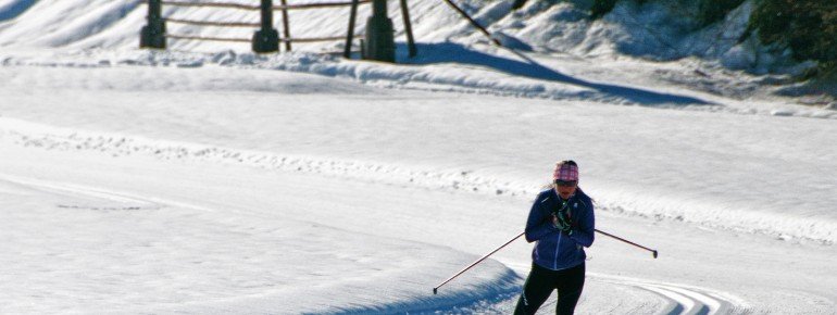 Loipen mit unterschiedlichen Längen und Höhendifferenzen warten darauf mit den Langlaufskiern erobert zu werden.