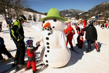 Skischulen, Zauberteppiche und Übungspisten machen das Skigebiet zu einer guten Anlaufstelle für Familien.