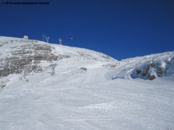 Blick auf die blaue Piste unter der Dachstein Krippensteinbahn III!