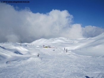 Übungslift unterhalb der Bergstation mit kleinem Jump + Rail.